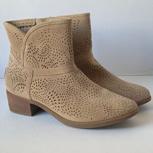 Woman’s Ugg bootie size 9
